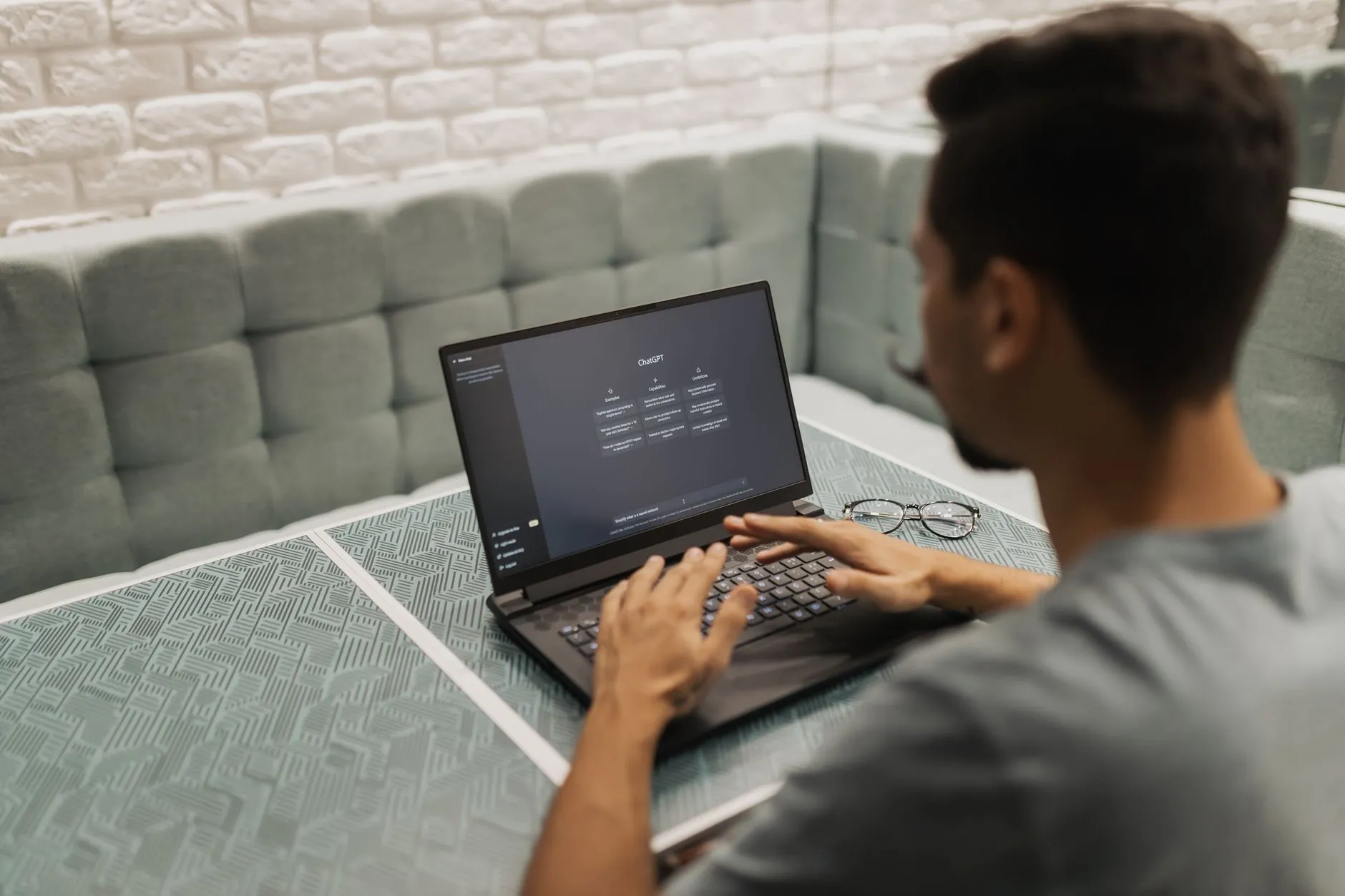 Profesional usando un asistente de inteligencia artificial en su portátil