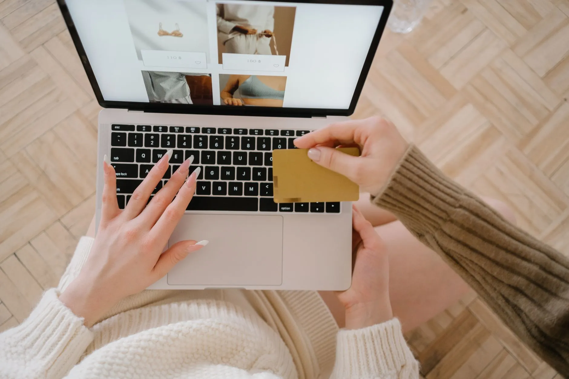Persona comprando online con un portátil y una tarjeta